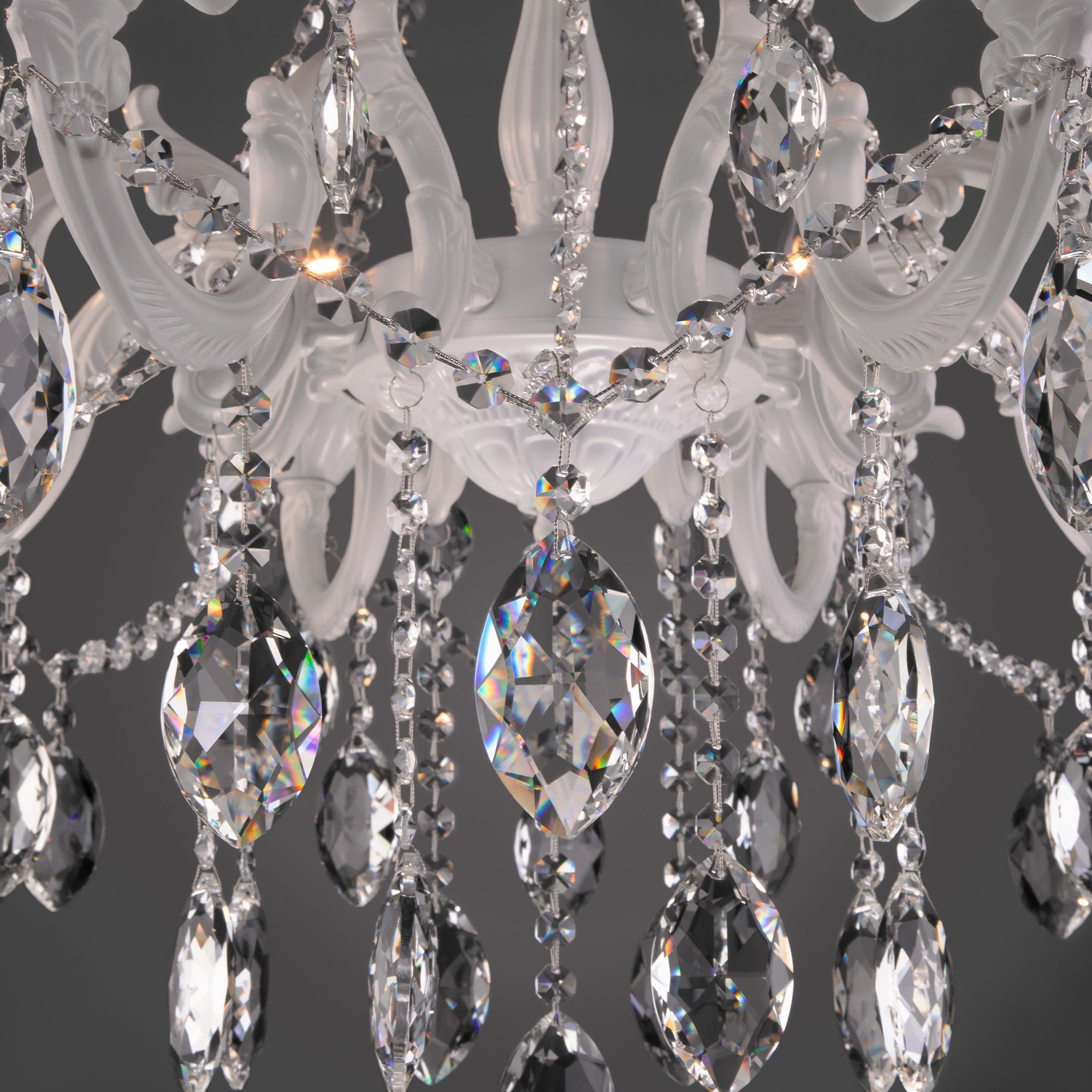 Люстра подвесная Eurosvet 10108/8 белый/прозрачный хрусталь Strotskis