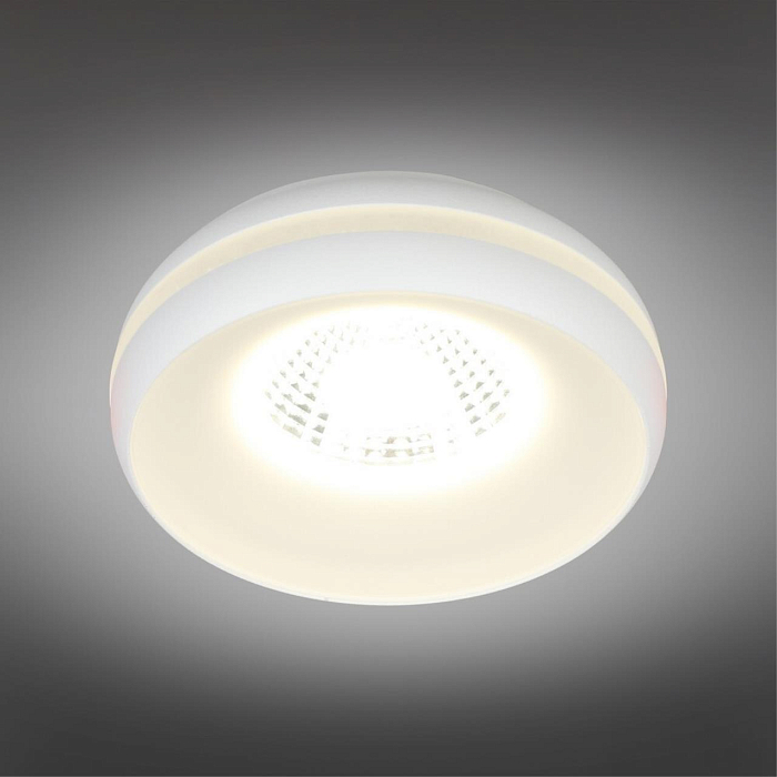 Светильник накладной Omnilux OML-102809-06
