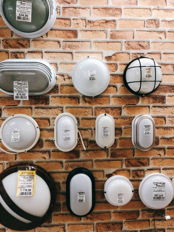 В Центре света «Эдисон» представлены настенно-потолочные светильники на любой вкус и кошелек. Можно подобрать освещение с учетом всех технических требований.
